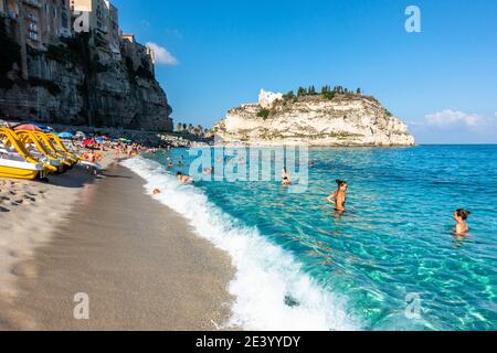 Tropea, Italien – Aug. 2020: Badeurlauber im kristallklaren Wasser von Tropea, einem berühmten Badeort der Region Kalabrien Stockfoto