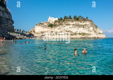 Tropea, Italien – Aug. 2020: Badeurlauber im kristallklaren Wasser von Tropea, einem berühmten Badeort der Region Kalabrien Stockfoto