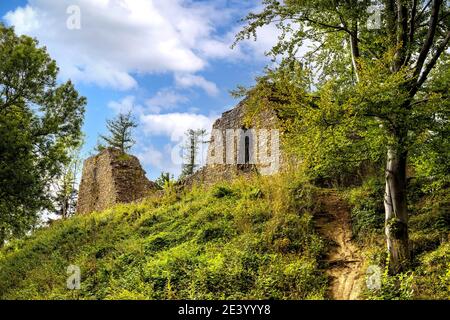 Lanckorona, Polen - 27. August 2020: Ruinen des mittelalterlichen königlichen Schlosses Lanckorona in der historischen königlichen Freilichtmuseumsstadt in den Beskiden Polens Stockfoto