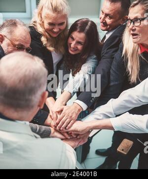 Nahaufnahme. Glückliche Gruppe von Mitarbeitern, die einen Stapel Hände machen. Stockfoto