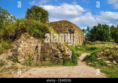 Lanckorona, Polen - 27. August 2020: Ruinen des mittelalterlichen königlichen Schlosses Lanckorona in der historischen königlichen Freilichtmuseumsstadt in den Beskiden Polens Stockfoto