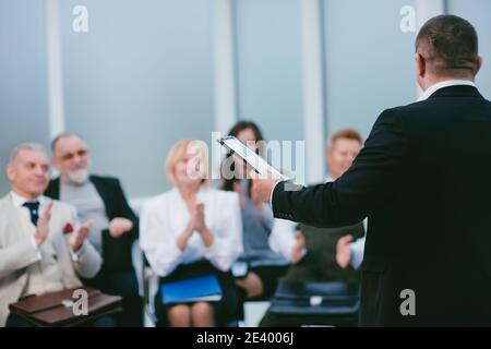 Nahaufnahme. Der Sprecher berichtet den Mitarbeitern des Unternehmens Stockfoto