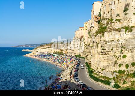 Blick auf Tropea Strand an einem sonnigen Tag im Sommer, Kalabrien, Italien Stockfoto