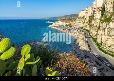 Blick auf Tropea Strand von der Wallfahrtskirche Santa Maria dell'Isola, Kalabrien, Italien Stockfoto