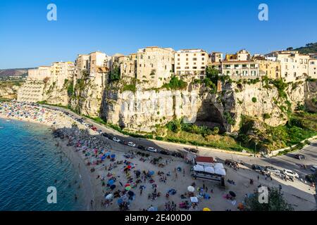 Blick auf Tropea, ein beliebter Badeort in Kalabrien Region mit alten Gebäuden auf den Klippen mit Blick auf das Meer gebaut, Italien Stockfoto