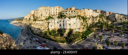 360-Grad-Ansicht von Tropea, dem berühmtesten Touristenziel in Kalabrien, Süditalien Stockfoto