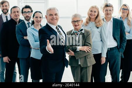 Willkommen Geschäftsmann vor einem großen Business-Team stehen. Stockfoto