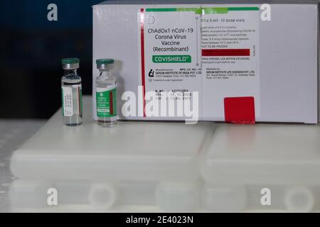 Kathmandu, Nepal. Januar 2021. Flughafenmitarbeiter entladen Covid-19 AstraZeneca-Impfstoffe aus Air India-Flugzeugen am internationalen Flughafen Tribhuvan. Indien stellt im Rahmen der Initiative ‘Vaccine Maitri“ Impfstoffe zur Verfügung, um Nepal mit einer Million Impfdosen gegen das Coronavirus zu unterstützen. (Foto von Dipendra Dhungana/Pacific Press) Quelle: Pacific Press Media Production Corp./Alamy Live News Stockfoto