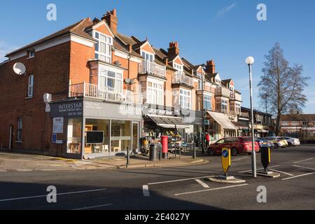 Eine Parade von Geschäften an der Grove Park Road, Chiswick, London, W4, England, UK Stockfoto