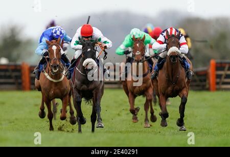 Aidan Coleman mit Fabrique en France (rote Kappe) auf dem Weg zum Gewinn der Timeform Premium Ratings erhältlich bei racingtv.com "National Hunt" Maiden Hürde auf Wincanton Rennbahn. Bilddatum: Donnerstag, 21. Januar 2021. Stockfoto