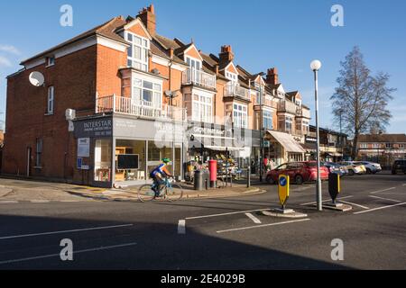 Eine Parade von Geschäften an der Grove Park Road, Chiswick, London, W4, UK Stockfoto