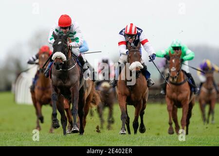 Aidan Coleman mit Fabrique en France (rote Kappe) auf dem Weg zum Gewinn der Timeform Premium Ratings erhältlich bei racingtv.com "National Hunt" Maiden Hürde auf Wincanton Rennbahn. Bilddatum: Donnerstag, 21. Januar 2021. Stockfoto