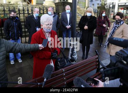 Mary McCourt, Schwester des verstorbenen Paddy McElhone, spricht mit den Medien zusammen mit Verwandten außerhalb des Gerichtsgebäudes von Omagh, nachdem ein Gerichtsmediziner die Ergebnisse einer Untersuchung in seinen Tod geliefert hatte. Ein Bauer, der während des Konflikts in Nordirland von der Armee kaltblütig erschossen wurde, wurde entlastet, teilte seine Familie mit. Paddy McElhone, 24, starb sofort in der Nähe seines Hauses in Pomeroy, Co Tyrone, im Jahr 1974, nachdem er von einem Soldaten des ersten Bataillons, dem Royal Regiment of Wales, beschossen wurde. Stockfoto