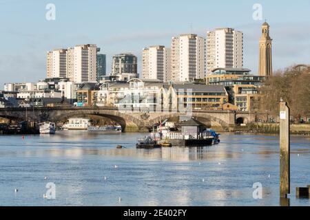 Kew Bridge und die Themse mit Brentford Towers Estate im Hintergrund, Brentford, Middlesex, England, Großbritannien Stockfoto