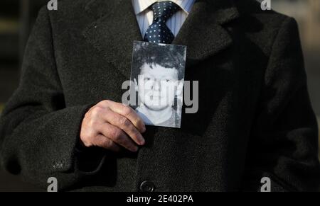 Michael McElhone hält ein Foto seines verstorbenen Bruders Paddy McElhone vor dem Gerichtsgebäude von Omagh, nachdem ein Gerichtsmediziner die Ergebnisse einer Untersuchung in seinen Tod geliefert hatte. Ein Bauer, der während des Konflikts in Nordirland von der Armee kaltblütig erschossen wurde, wurde entlastet, teilte seine Familie mit. Paddy McElhone, 24, starb sofort in der Nähe seines Hauses in Pomeroy, Co Tyrone, im Jahr 1974, nachdem er von einem Soldaten des ersten Bataillons, dem Royal Regiment of Wales, beschossen wurde. Stockfoto