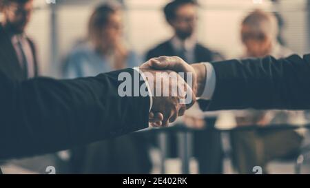 Nahaufnahme. Geschäftspartner schütteln sich während eines Geschäftstreffens die Hände Stockfoto