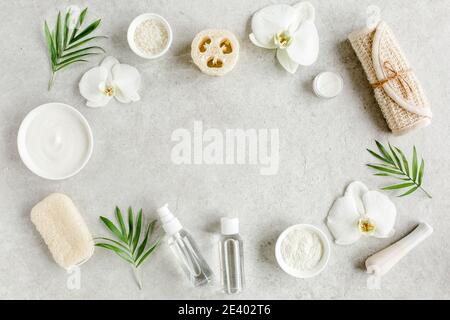 Spa-Behandlungskonzept. Natürliche, Bio-Spa-Kosmetik-Produkte, Meersalz, Massage-Bürste. Spa-Hintergrund mit einem Raum für einen Text, flach legen, oben Stockfoto