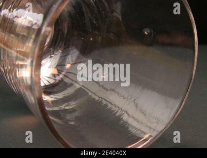 Detail aus der Schale eines georgischen Cordial Weinglases, zeigt die Streifenmarkierungen im Glas Stockfoto