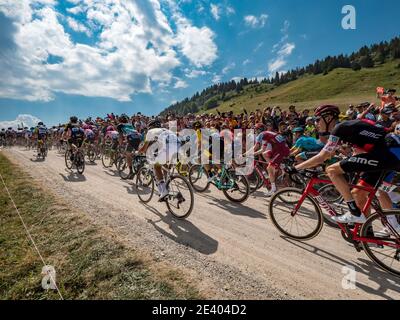 Departement Haute Savoie, Oberes Savoyen. Tour de France Radrennen 2018. 2018/07/17. 10. Stufe. Die führenden Radfahrer Rennen an den felsigen Straßen der Stockfoto