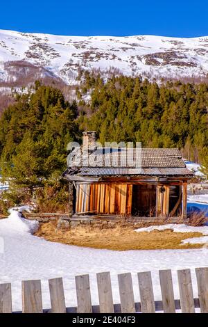 Altes Holzbauernhaus in Norwegen Stockfoto