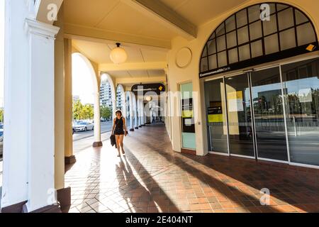 Canberra. Januar 2021. Das Foto vom 21. Januar 2021 zeigt die Commonwealth Bank of Australia in Canberra, Australien. Die Erholung Australiens von der Coronavirus-Pandemie hat sich fortgesetzt, da die Arbeitslosenquote des Landes auf 6.6 Prozent gesunken ist. Nach Daten, die vom Australian Bureau of Statistics (ABS) am Donnerstag veröffentlicht, 50,000 Australier gewonnen Beschäftigung zwischen November und Dezember 2020, was zu einem 0.2 Prozent Rückgang der Arbeitslosigkeit von 6.8 Prozent im November. Quelle: Chu Chen/Xinhua/Alamy Live News Stockfoto