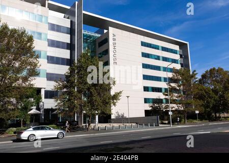 Canberra. Januar 2021. Das Foto vom 21. Januar 2021 zeigt das Gebäude des Australian Bureau of Statistics (ABS) in Canberra, Australien. Die Erholung Australiens von der Coronavirus-Pandemie hat sich fortgesetzt, da die Arbeitslosenquote des Landes auf 6.6 Prozent gesunken ist. Nach Daten, die vom Australian Bureau of Statistics (ABS) am Donnerstag veröffentlicht, 50,000 Australier gewonnen Beschäftigung zwischen November und Dezember 2020, was zu einem 0.2 Prozent Rückgang der Arbeitslosigkeit von 6.8 Prozent im November. Quelle: Chu Chen/Xinhua/Alamy Live News Stockfoto