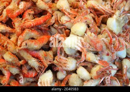 Taiwan Lebensmittelmarkt in Lukang. Frittierte rote Schlammgarnelen und gebissene Krabben. Stockfoto