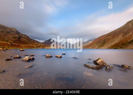 Weite aussicht auf den abgelegenen See Wastwater mit dramatischem Himmel. Lake District, Großbritannien. Stockfoto