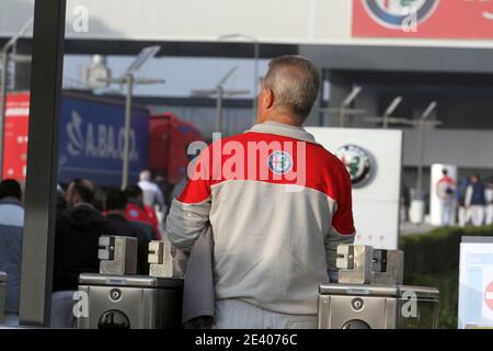 Cassino, Italia - 24 novembre 2016: Gli operai all'ingresso dello stabilimento della Fiat FCA cassinate iniziano il turno di lavoro Stockfoto