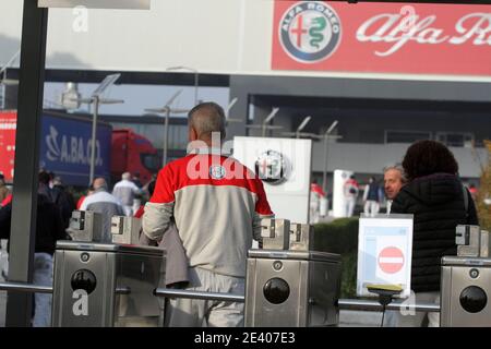 Cassino, Italia - 24 novembre 2016: Gli operai all'ingresso dello stabilimento della Fiat FCA cassinate iniziano il turno di lavoro Stockfoto