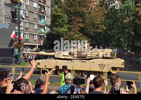 KATOWICE, POLEN - 15. AUGUST 2019: Besucher der Parade zum Tag der Streitkräfte in Katowice, Polen. M1 Abrams Tankleistung. Stockfoto