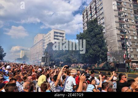 KATOWICE, POLEN - 15. AUGUST 2019: Besucher der Parade zum Tag der Streitkräfte in Katowice, Polen. Verschmutzung der Dämpfe durch Tanks und gepanzerten Transport Stockfoto