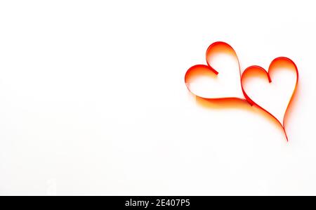 Zwei Herzen auf weißem Hintergrund.zum Valentinstag.Konzept der Liebe, Hochzeit, Zärtlichkeit. Platz kopieren, für den Text platzieren. Stockfoto