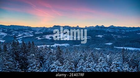 Vor Sonnenaufgang Wintermorgen im Emmental und den Berner Alpen Stockfoto
