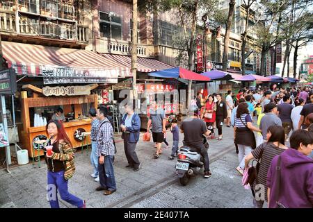 LUKANG, TAIWAN - 2. DEZEMBER 2018: Menschen besuchen Lukang Township in Taiwan. Lukang Stadt ist berühmt für seine 200 Tempel. Stockfoto