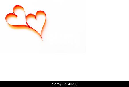 Zwei Herzen auf weißem Hintergrund.zum Valentinstag.Konzept der Liebe, Hochzeit, Zärtlichkeit. Platz kopieren, für den Text platzieren. Stockfoto