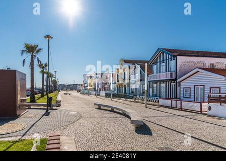 Buntes Bild Typische Streifen Häuser in Costa Nova, Aveiro, Barra, Portugal Stockfoto