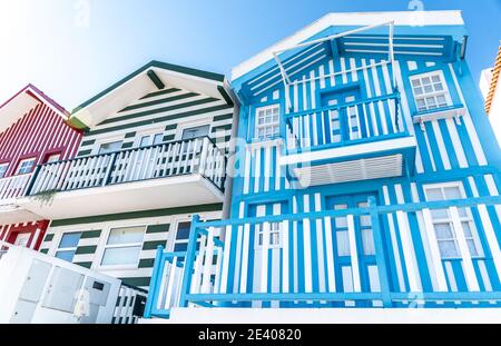 Buntes Bild Typische Streifen Häuser in Costa Nova, Aveiro, Barra, Portugal Stockfoto