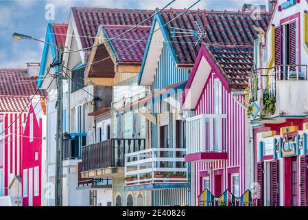 Buntes Bild Typische Streifen Häuser in Costa Nova, Aveiro, Barra, Portugal Stockfoto