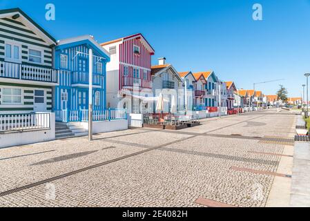 Buntes Bild Typische Streifen Häuser in Costa Nova, Aveiro, Barra, Portugal Stockfoto