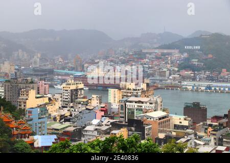 KEELUNG, TAIWAN - 23. NOVEMBER 2018: Luftschadstoffdunst von Keelung, Taiwan. Keelung ist die neunte bevölkerungsreichste Stadt in Taiwan. Stockfoto