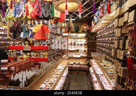 JIUFEN, TAIWAN - 23. NOVEMBER 2018: Souvenirladen auf dem historischen Markt der alten Straße von Jiufen im Ruifang Bezirk von New Taipei City. Jiufen ist auch k Stockfoto