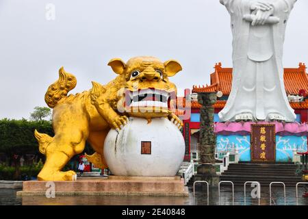 KEELUNG, TAIWAN - 23. NOVEMBER 2018: Zhongzheng Park mit Göttin der Barmherzigkeit (Guanyin) und goldenen Löwen Wächter in Keelung Stadt, Taiwan. Stockfoto