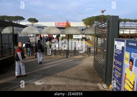 Cassino, Italia - 24 novembre 2016: Gli operai all'ingresso dello stabilimento della Fiat FCA cassinate iniziano il turno di lavoro Stockfoto