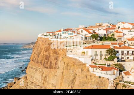 Azenhas do Mar weißes Dorf Wahrzeichen auf der Klippe und Atlantik, Sintra, Lissabon, Portugal, Europa, Farbbild Stockfoto