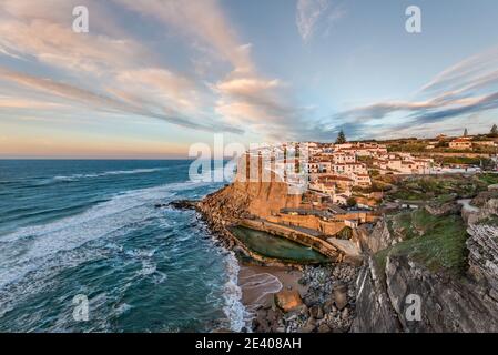 Azenhas do Mar weißes Dorf Wahrzeichen auf der Klippe und Atlantik, Sintra, Lissabon, Portugal, Europa, Farbbild Stockfoto