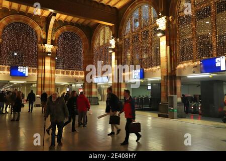 AMSTERDAM, NIEDERLANDE - 6. DEZEMBER 2017: Die Leute besuchen den Hauptbahnhof in Amsterdam, Niederlande (Amsterdam Centraal) während der Weihnachtszeit Stockfoto