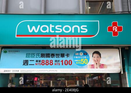 TAIPEI, TAIWAN - 5. DEZEMBER 2018: Watsons Drogerie in Taipei. Es gibt 4,300 Apotheken in Taiwan. Stockfoto