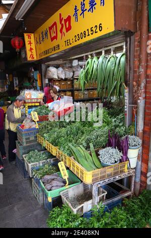 TAIPEI, TAIWAN - 4. DEZEMBER 2018: Kräutermarkt in Taipei, Taiwan. Die Kräuterstraße ist eine Kräuterfachgebiet für chinesische Medizin in der Xichang Straße Stockfoto