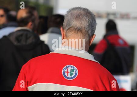 Cassino, Italia - 24 novembre 2016: Gli operai all'ingresso dello stabilimento della Fiat FCA cassinate iniziano il turno di lavoro Stockfoto